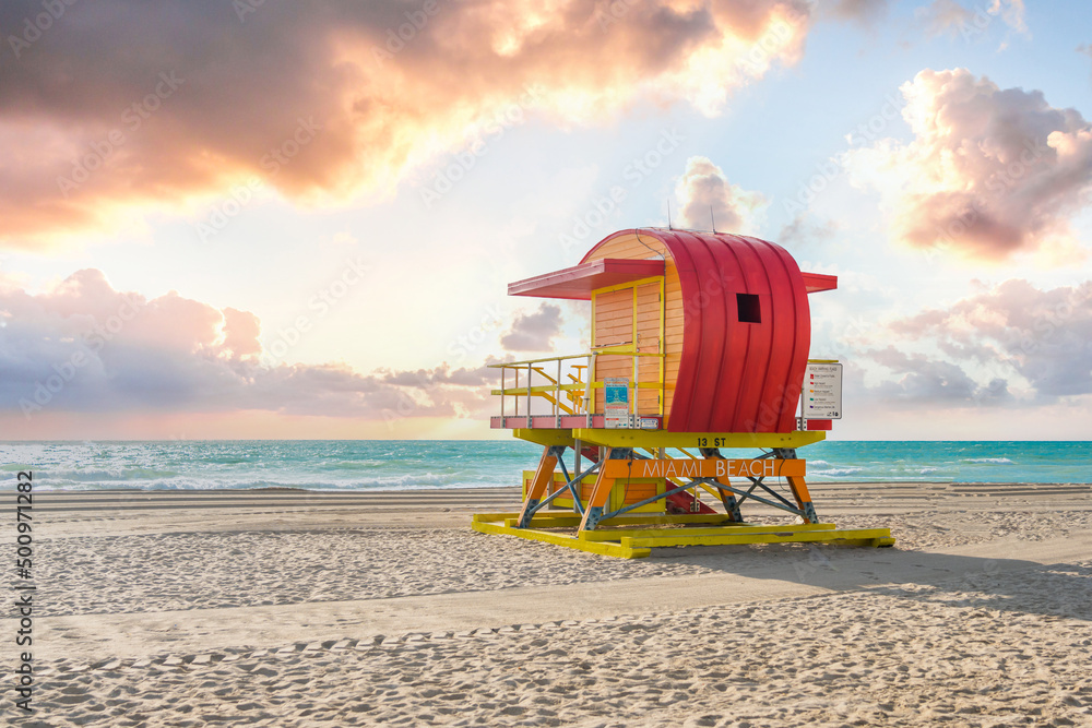 Naklejka premium Lifeguard station in miami beach, florida, america, usa at sunset