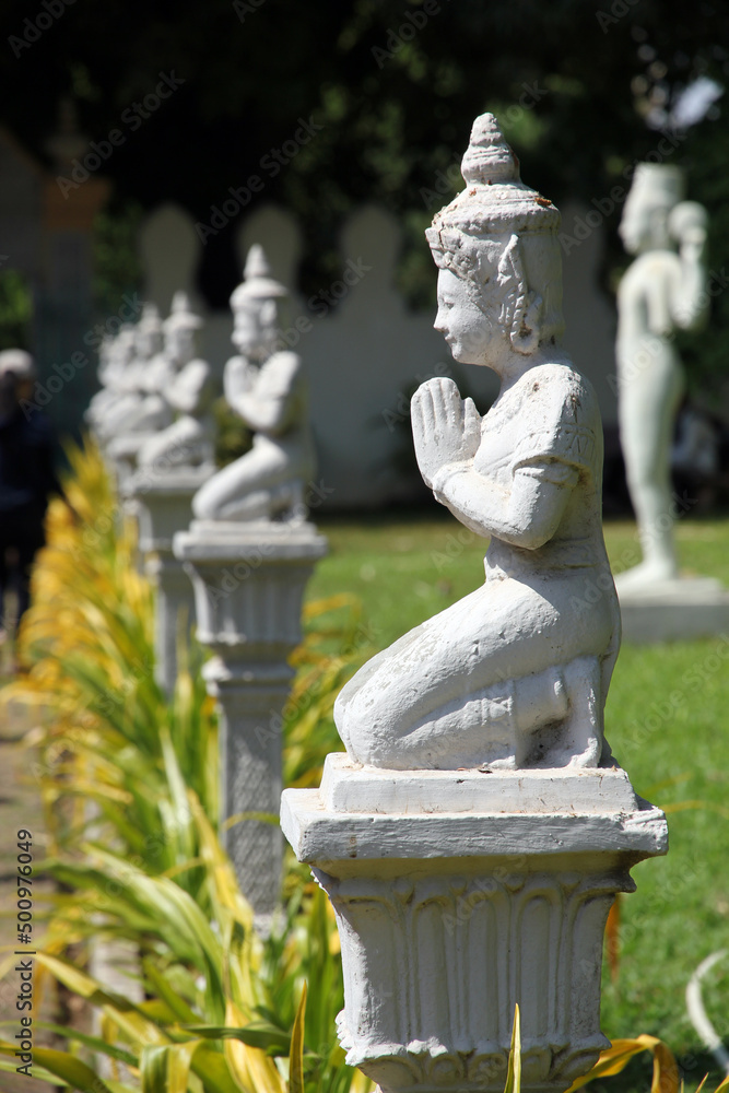 Obraz premium praying stone statue, buddism religion