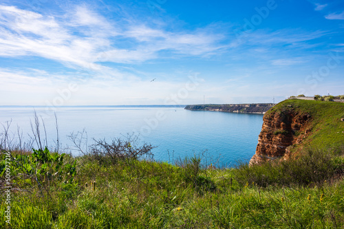 Obraz na płótnie Blick über Bulgarische Schwarzmeerküste bei Kaliakra mit Windpark im Hintergrund w salonie