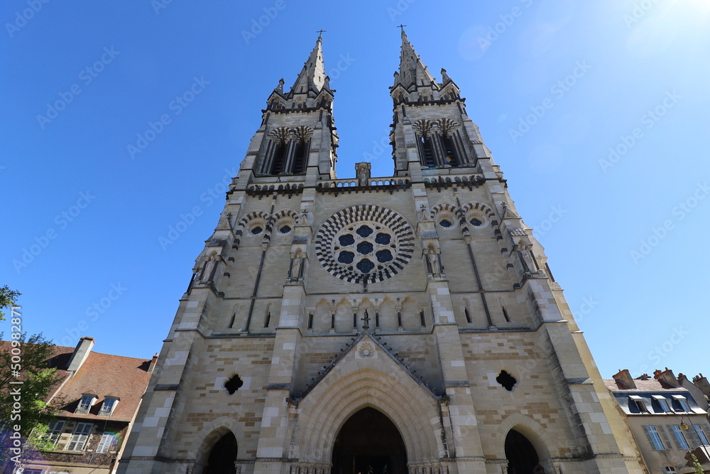 Fototapeta premium Cathédrale Notre Dame de l'Annonciation, construite au 15eme siecle, vue de l'extérieur, ville de Moulins, département de l'Allier, France