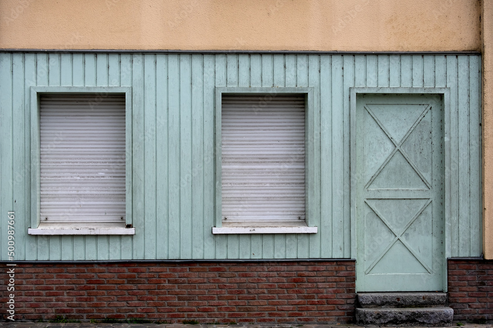 Geschlossene Fenster eines alten Hauses in Amiens (Frankreich)