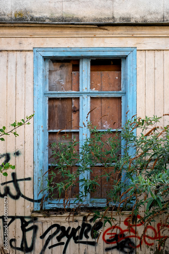 Fenster eines unbewohnten Hauses in Amiens  Frankreich 