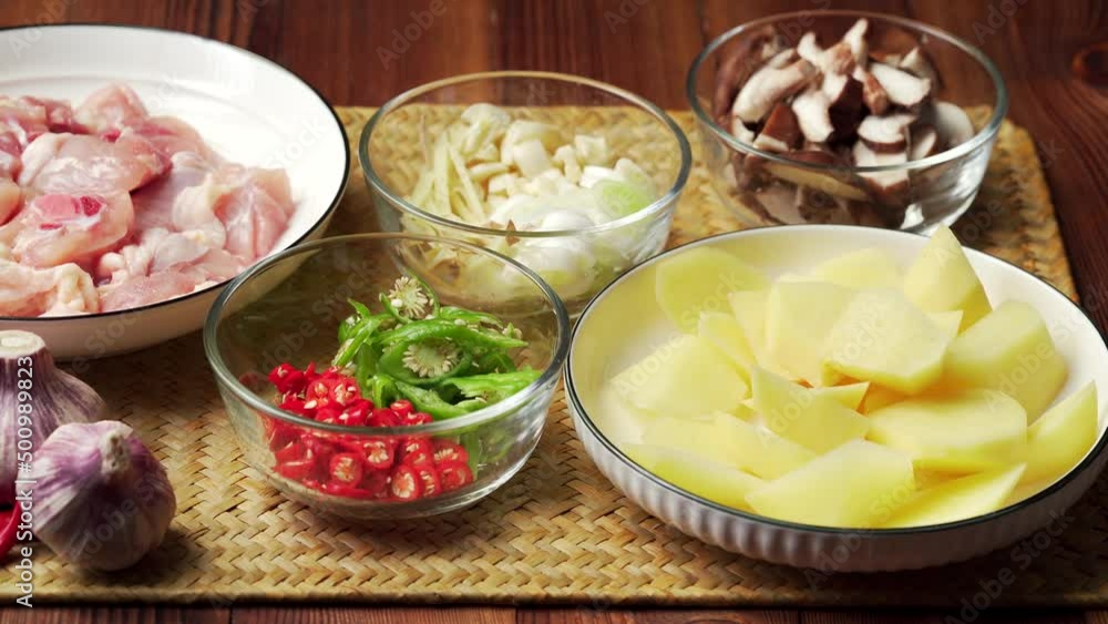 Internet celebrity, cooking process of takeaway food yellow braised chicken Internet celebrity, cooking process of takeaway food yellow braised chicken