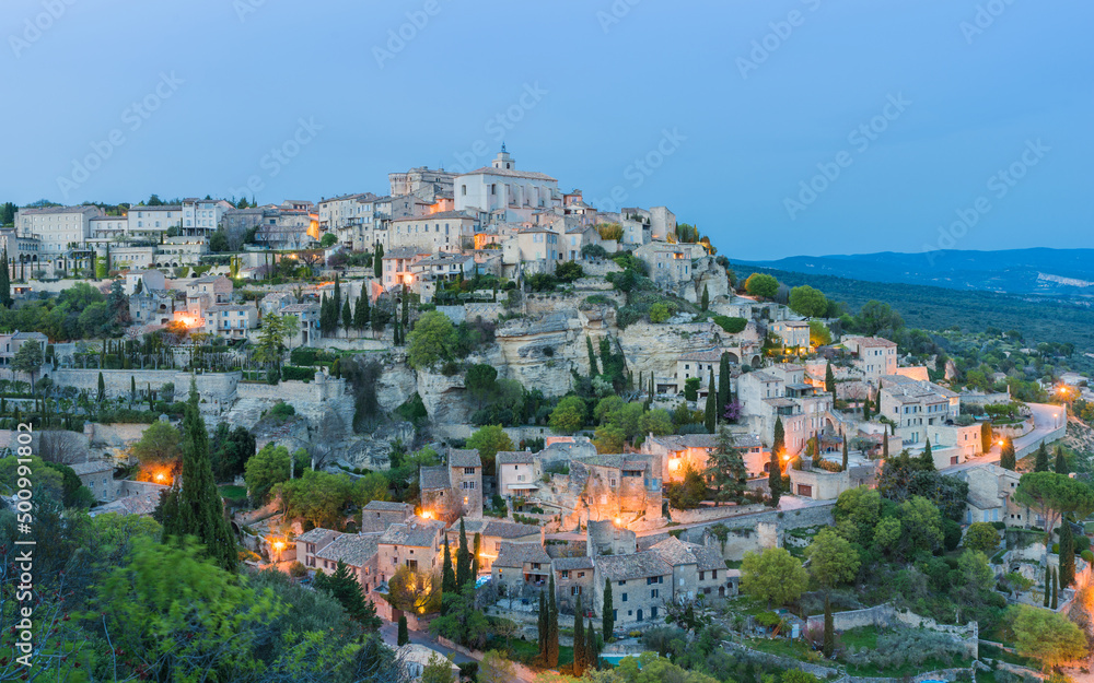 Blick auf Gordes (Vaucluse) zur Blauen Stunde; Provence; Frankreich 