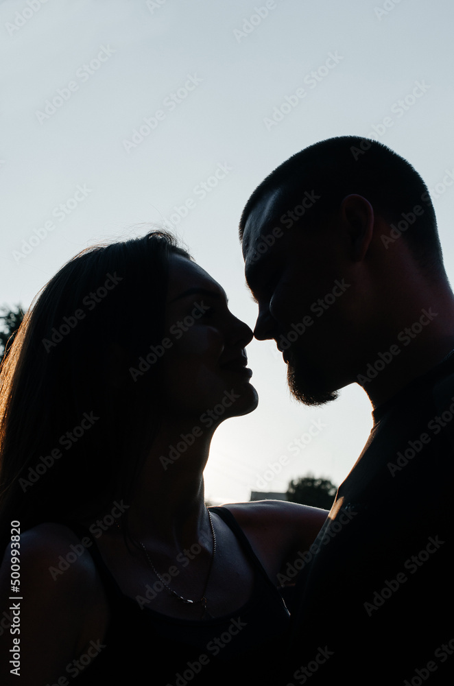 silhouette of man and woman that hug silhouette of man and woman that hug