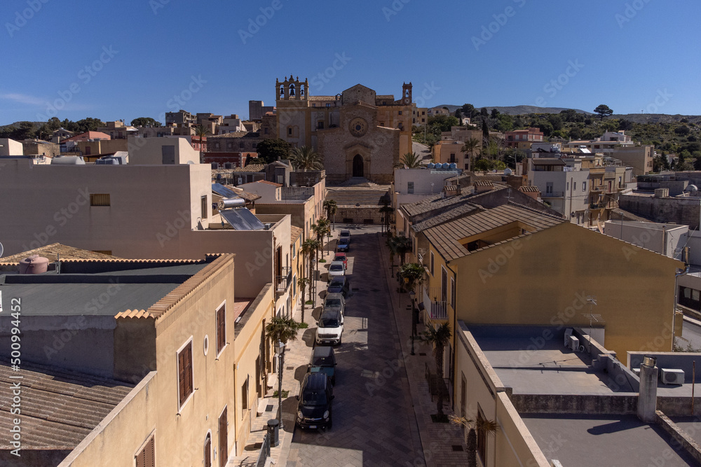 Immagine aerea di Custonaci, in Sicilia, con la sua bellissima cattedrale. 