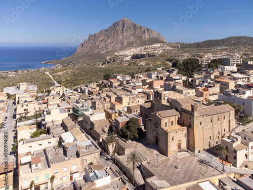 Immagine aerea di Custonaci, in Sicilia, con la sua bellissima cattedrale.  photo