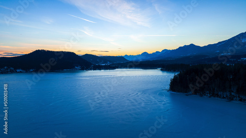 Drohnenaufnahme der Natur nähe des Faaker und des Aichwald Sees in Kärnten Österreich 