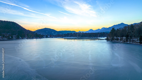 Drohnenaufnahme der Natur nähe des Faaker und des Aichwald Sees in Kärnten Österreich 