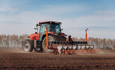 Acrylglasbilder Traktor Traktor sät Maiskörner im Frühling  © bondvit