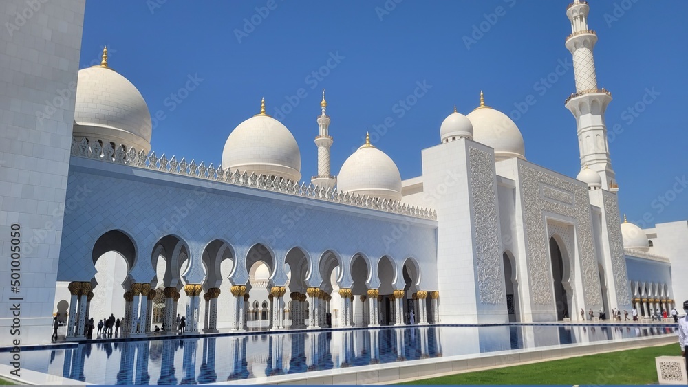 sheikh zayed grand mosque dubai blue sky