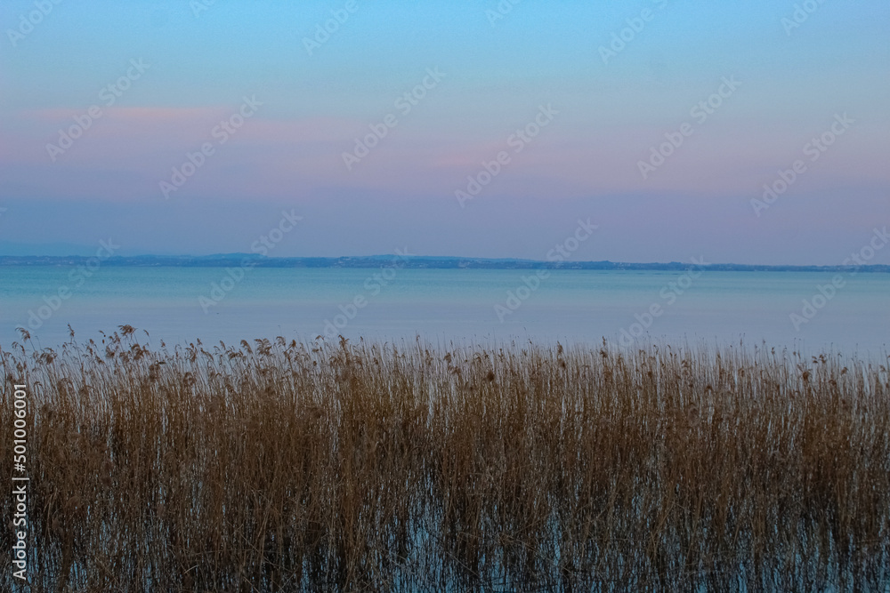 Obraz premium sunrise over the lake