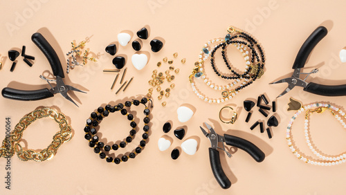 Cuadro en lienzo Tools and accessories for DIY jewelry in the workplace