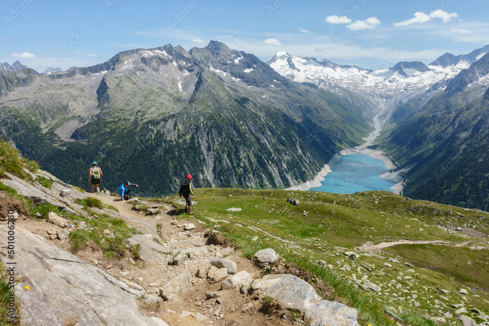 eine Familie bei einer Wanderung in den Zillertaler Bergen