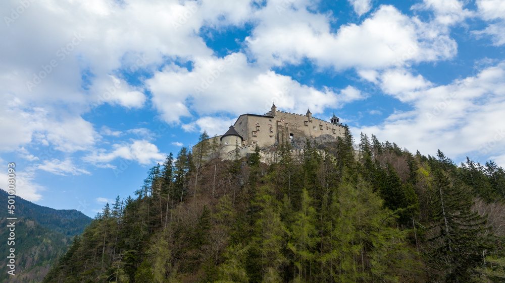 Drohnenaufnahme der Natur nähe der Burg Hohenwerfen in Salzburg