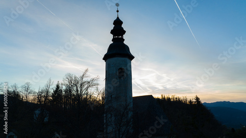 Drohnen Aufnahme der Kanzianibergkirche nähe Villach - Austria - Österreich - Kärnten bei Sonnenuntergang - Beautifule drone shot of a church at sunset