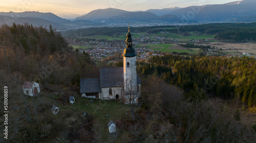 Drohnen Aufnahme der Kanzianibergkirche nähe Villach - Austria - Österreich - Kärnten bei Sonnenuntergang - Beautifule drone shot of a church at sunset