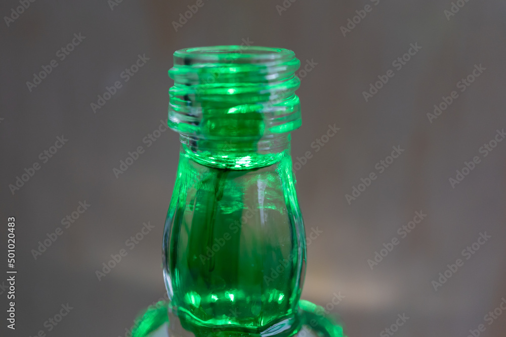 cuello de botella con liquido con tinta verde diluida con acercamiento o close-up cuello de botella con liquido con tinta verde diluida con acercamiento o close-up