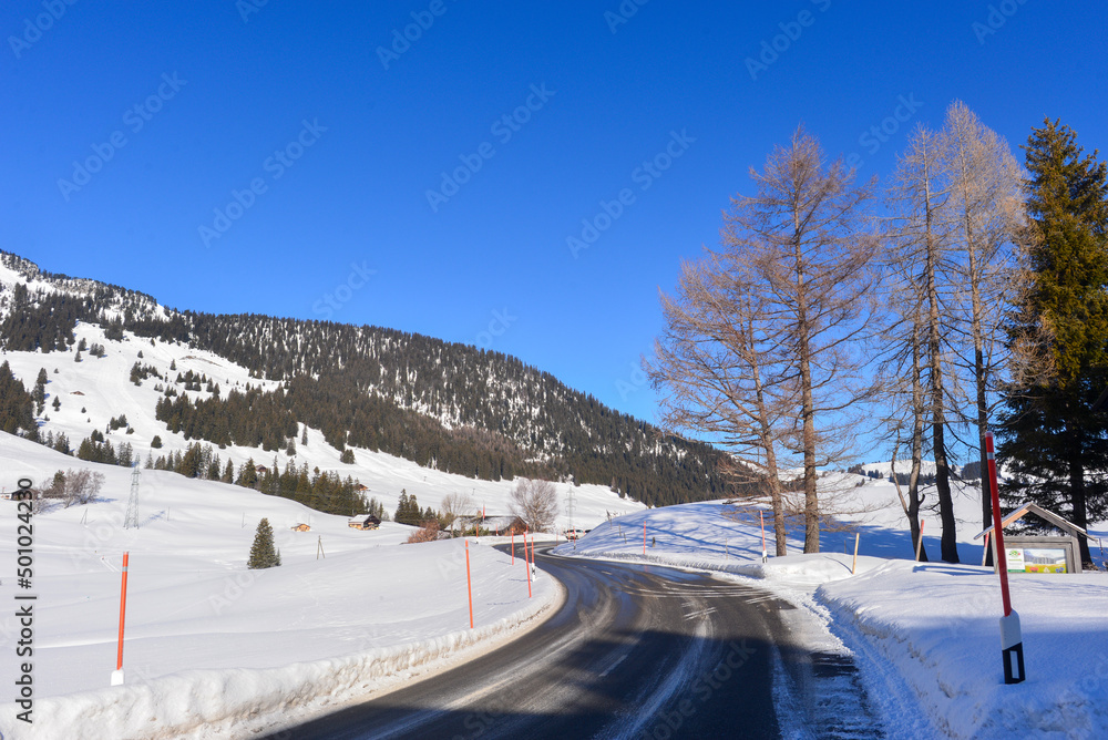 Route 11 in Ormont-Dessous im Bezirk Aigle des Kantons Waadt in der Schweiz Route 11 in Ormont-Dessous im Bezirk Aigle des Kantons Waadt in der Schweiz