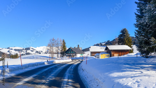 Route 11 in Ormont-Dessous im Bezirk Aigle des Kantons Waadt in der Schweiz