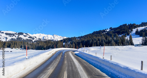 Route 11 in Ormont-Dessous im Bezirk Aigle des Kantons Waadt in der Schweiz