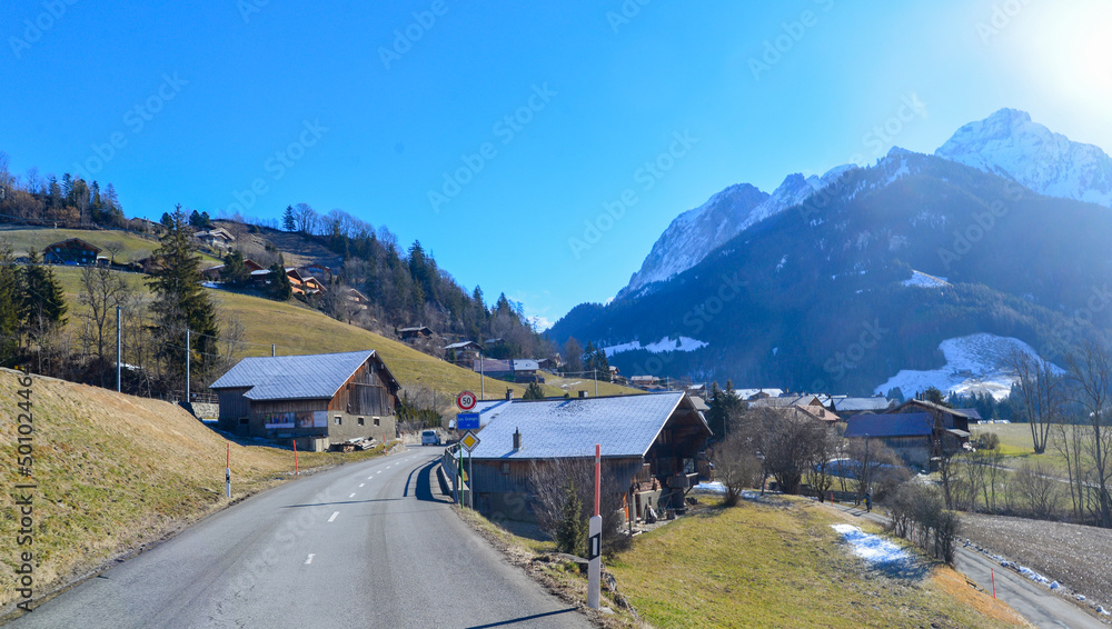 Route 11 bei Rougemont VD im Bezirk Riviera-Pays-d’Enhaut im Schweizer Kanton Waadt Route 11 bei Rougemont VD im Bezirk Riviera-Pays-d’Enhaut im Schweizer Kanton Waadt