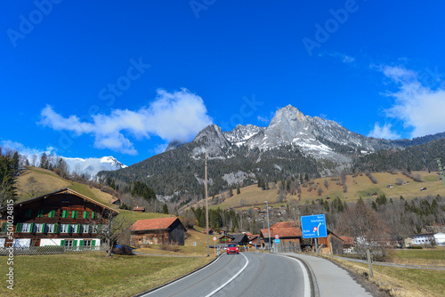 Route 11 in Reidenbach-Boltigen, Obersimmental (Kanton Bern, Schweiz)