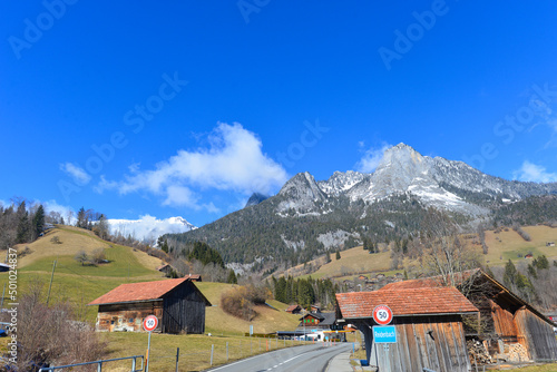 Route 11 in Reidenbach-Boltigen, Obersimmental (Kanton Bern, Schweiz)