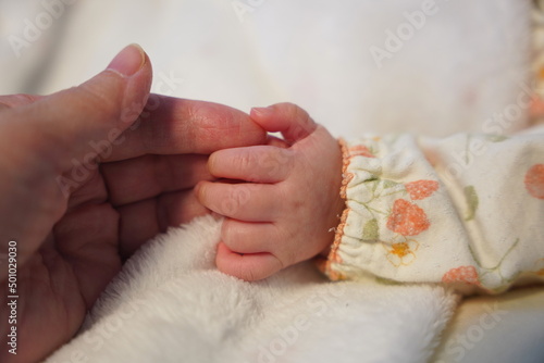 乳幼児の手とママの手