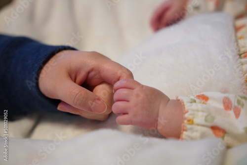 乳幼児の手とママの手