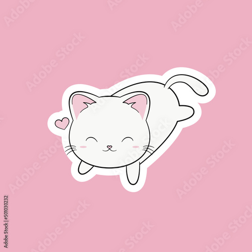 Biały leżący kot. Radosny zwierzak i serduszko na jasnym pastelowym różowym tle. Relaks, odpoczynek.