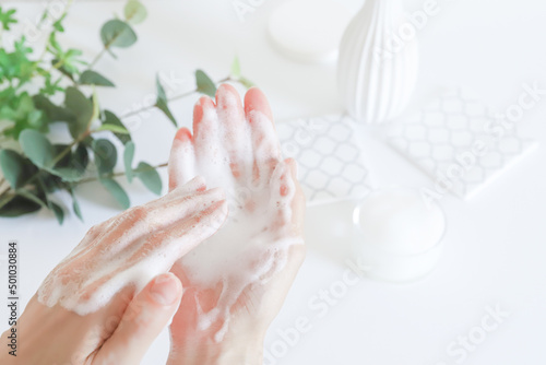 石鹸を泡立てる女性の手元 photo
