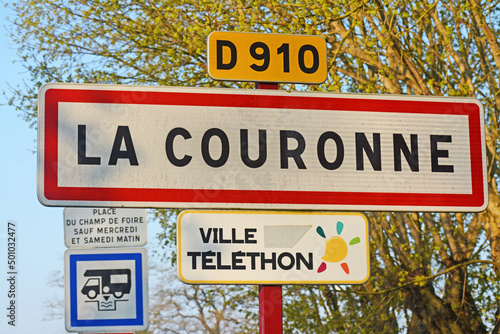 Panneau entrée de ville, La Couronne, Charente, Nouvelle Aquitaine, Angoumois, France.