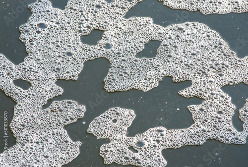Foto a close-up of foam on the surface of polluted water