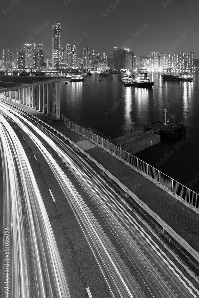 Fototapeta premium Night scenery of harbor and highway in Hong Kong city