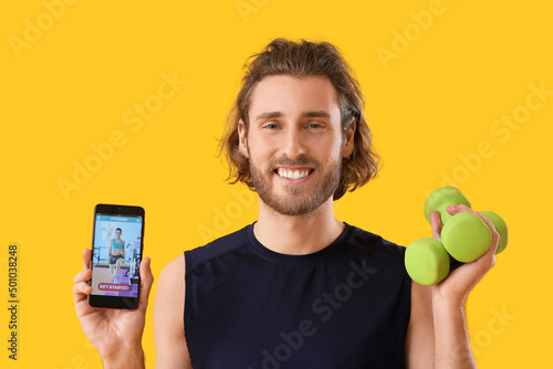 Sporty man with phone and d...