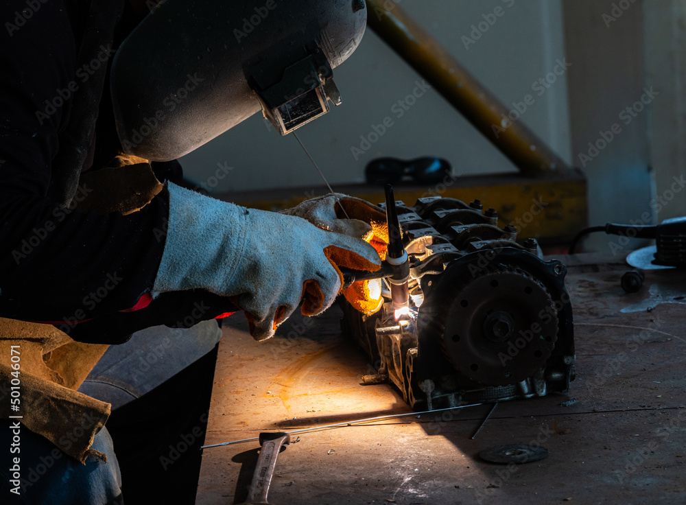 Foto de Engineer workers use arc welding machines. Cutting of rebar and