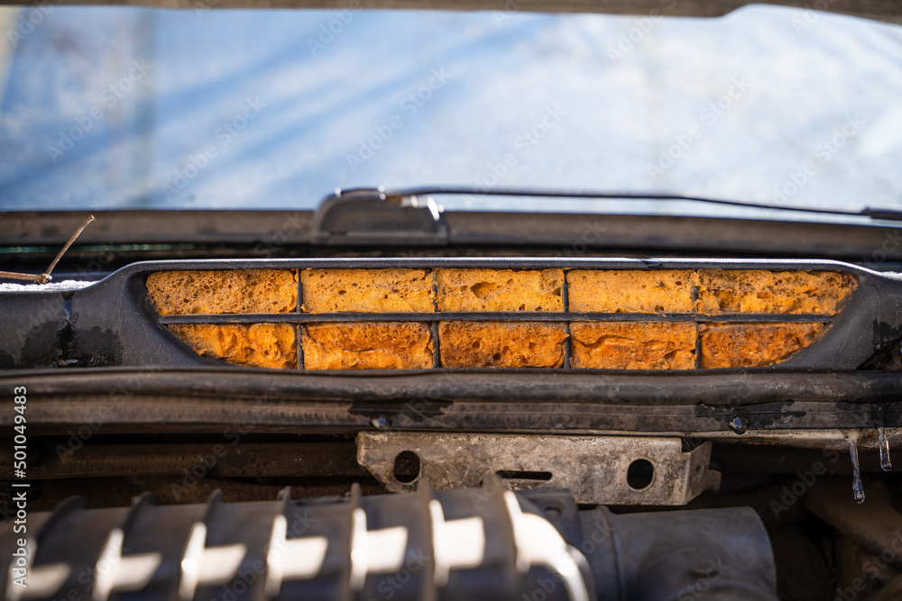 The air intake of the car is filled with polyurethane foam. Hoodless minivan. The air intake of the car is filled with polyurethane foam. Hoodless minivan.