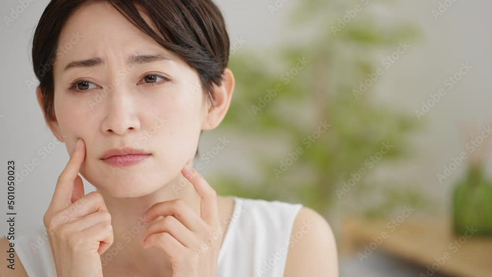 スキンケアをする若い女性 ビューティーイメージ スキンケアをする若い女性 ビューティーイメージ