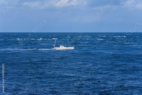 佐多岬近くの紺碧の海を疾走する漁船＠愛媛