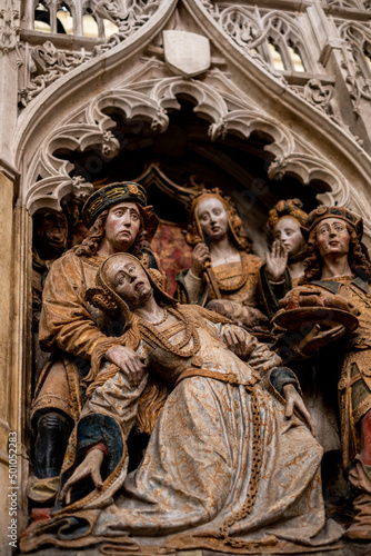 Trauer und Ohnmacht einer Frau nach der Enthauptung von Johannes dem Täufer (Kathedrale Notre Dame d’Amiens, Frankreich)