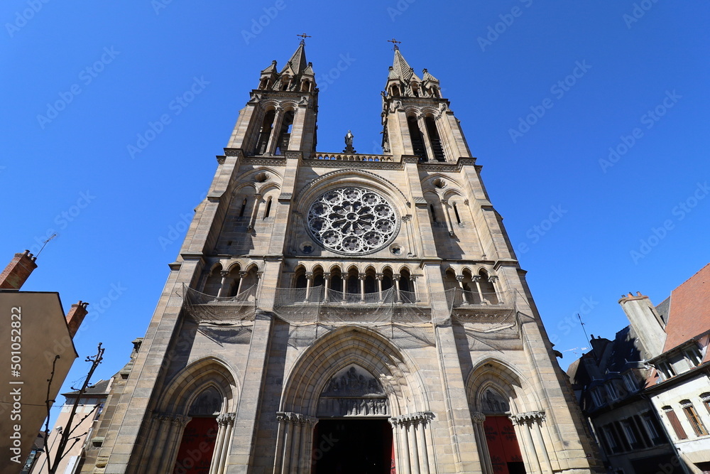 L'église du sacré coeur, de style néo gothique, construite au 19eme siecle, vue de l'extérieur, département de l'Allier, France
