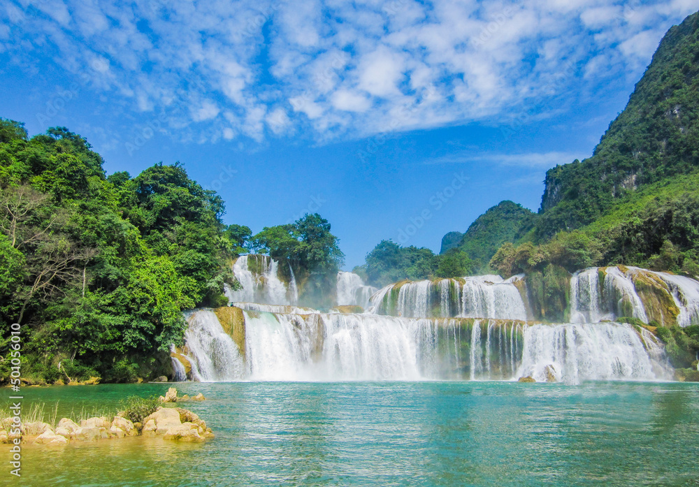Obraz premium Scenery of the Trans-national Waterfall in Chongzuo Detian, Guangxi, China