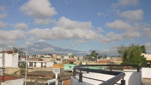 Horizonte de cholula Popocatepetl iztaccihuatl cielo nublado Timelapse photo