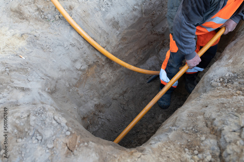 Wallpaper Mural Arbeiter verlegt Anschluss für Gas, Gas Kabel für Hausanschluss Torontodigital.ca