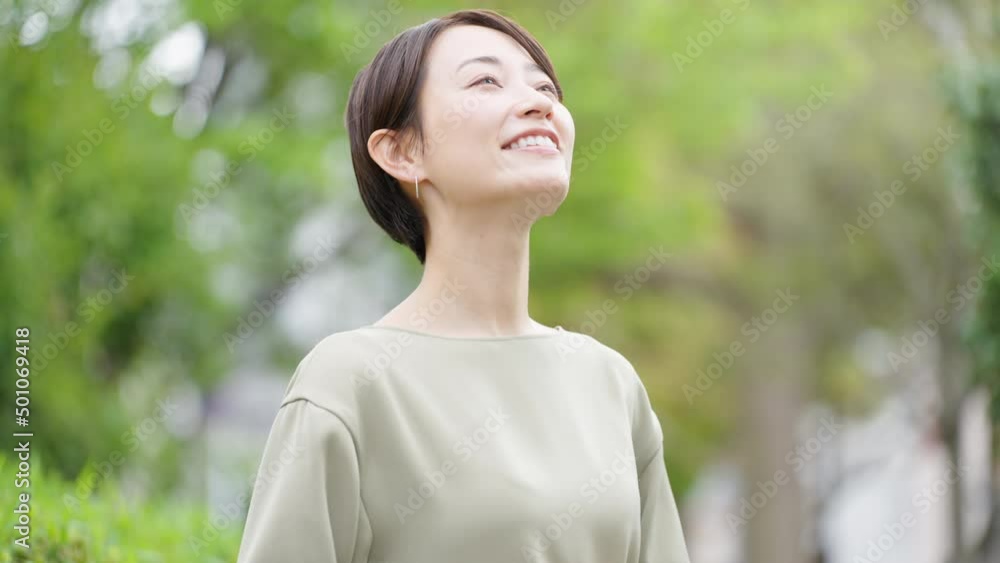 笑顔の若い女性 笑顔の若い女性