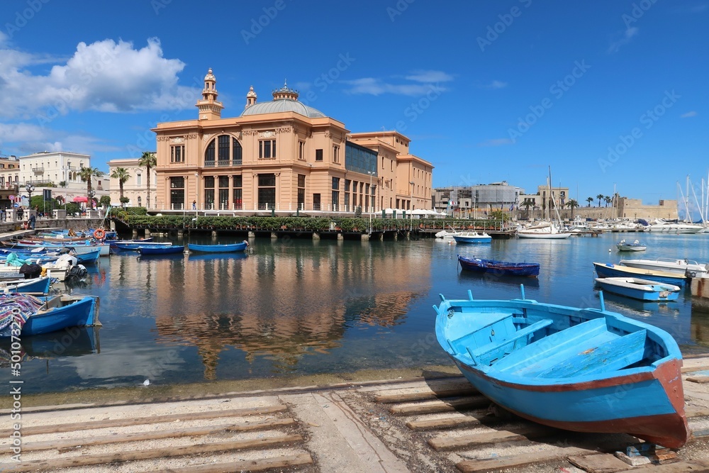 Bateau coloré dans le pittoresque port de pêche de la ville de Bari, face au Teatro Margherita, au bord de la mer Adriatique, dans les Pouilles / Puglia (Italie)