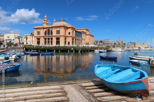 Fototapeta Naklejka Na Ścianę i Meble -  Bateau coloré dans le pittoresque port de pêche de la ville de Bari, face au Teatro Margherita, au bord de la mer Adriatique, dans les Pouilles / Puglia (Italie)