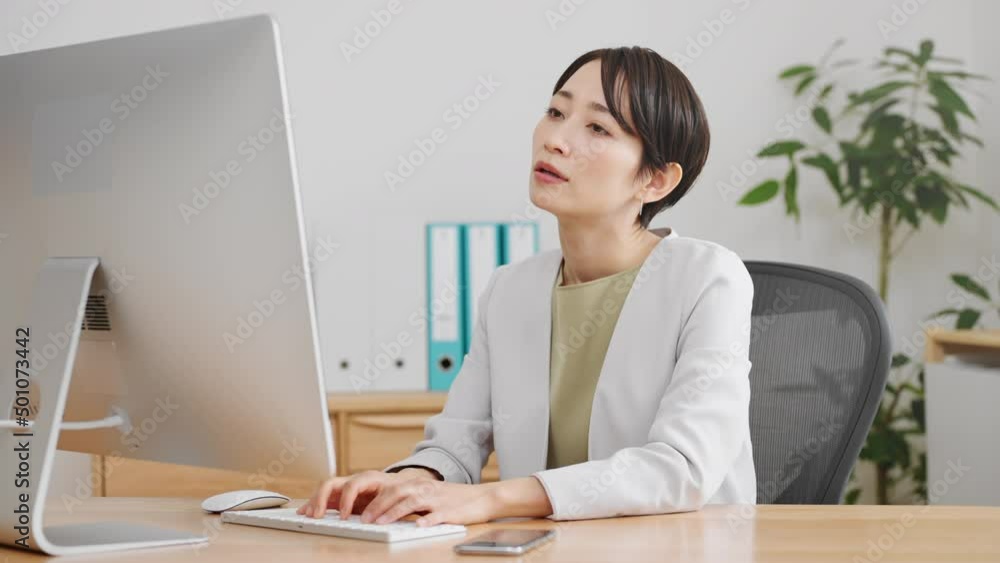 ストレッチをする若いビジネスウーマン ストレッチをする若いビジネスウーマン