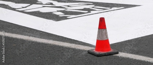Signalisation routière marquant le danger et invitant à la prudence devant des enfants qui traversent
